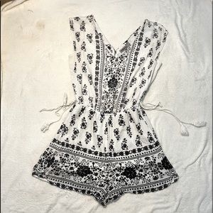 ❤️Bailey Blue B&W Romper size Medium